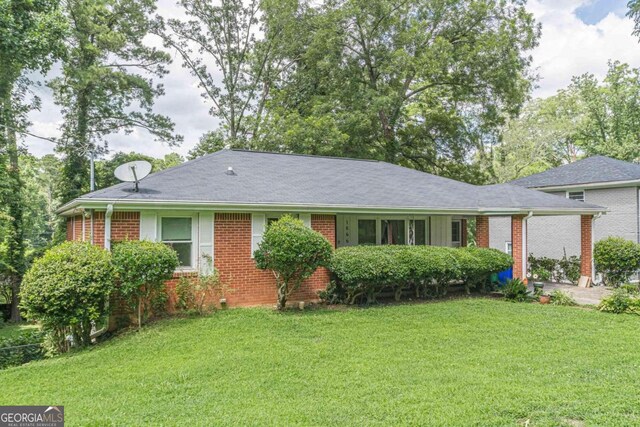 single story home featuring a front yard