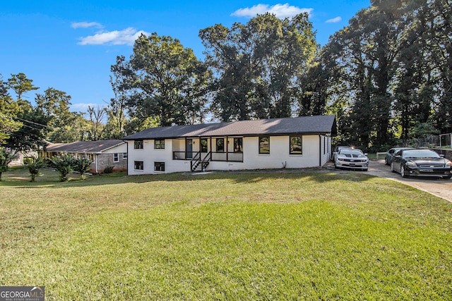 ranch-style home featuring a front lawn