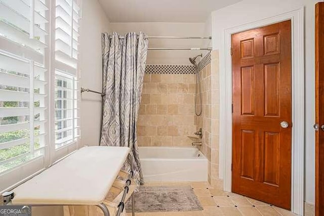 bathroom with shower / bath combo