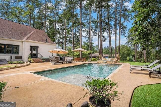 view of swimming pool featuring a patio area, a jacuzzi, and an outdoor hangout area