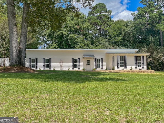 ranch-style home featuring a front lawn