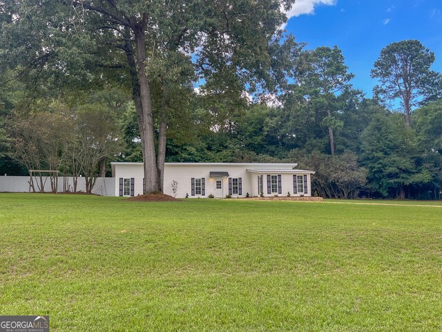 ranch-style house featuring a front lawn