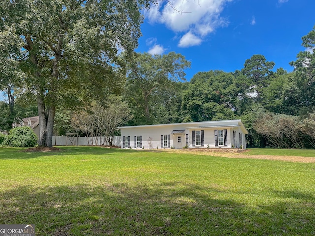 ranch-style home with a front yard