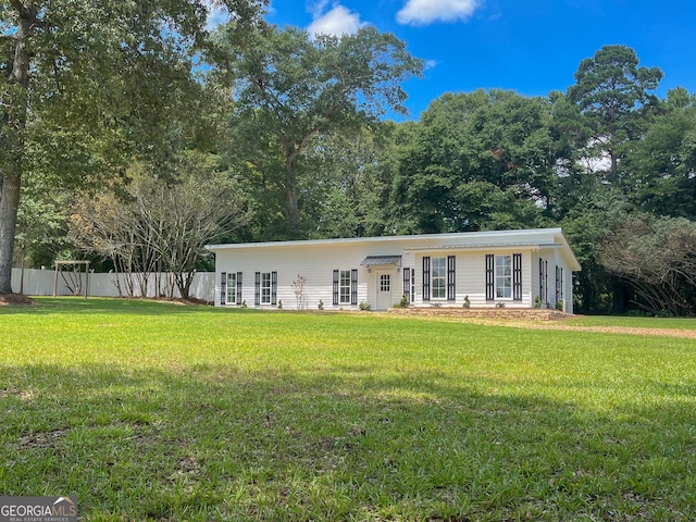 ranch-style house featuring a front yard