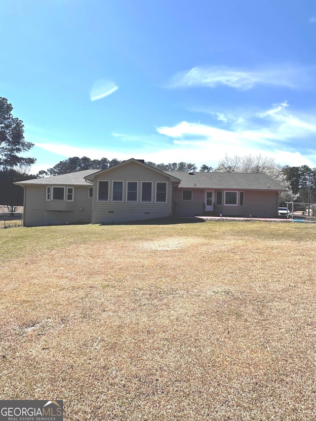 back of house featuring a lawn