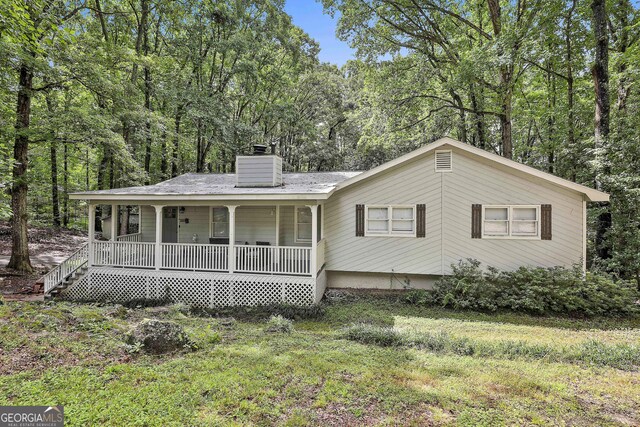 view of front of house featuring a front yard