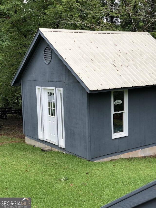 view of outdoor structure featuring a yard