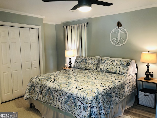 bedroom with crown molding, a closet, and ceiling fan