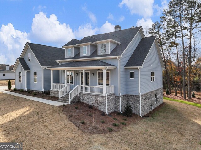 view of front facade with covered porch and a front yard