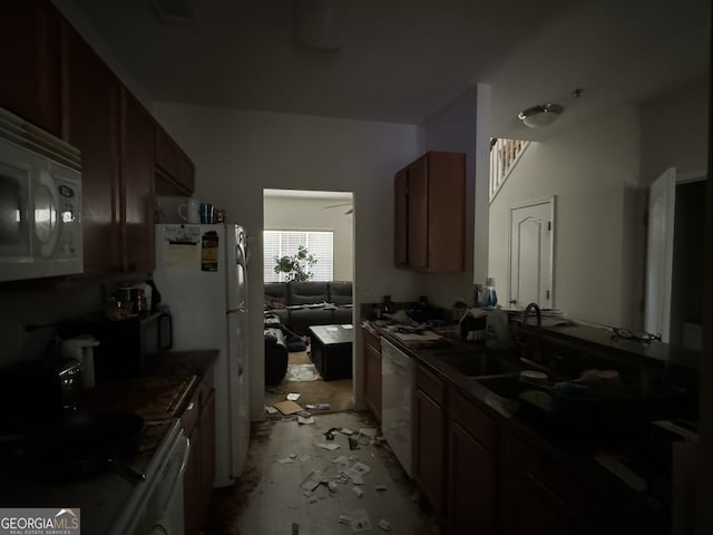 kitchen with sink, white appliances, and ceiling fan