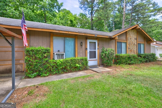 single story home featuring a front yard