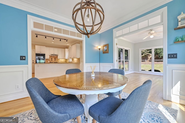 dining area featuring ceiling fan, light hardwood / wood-style flooring, and crown molding