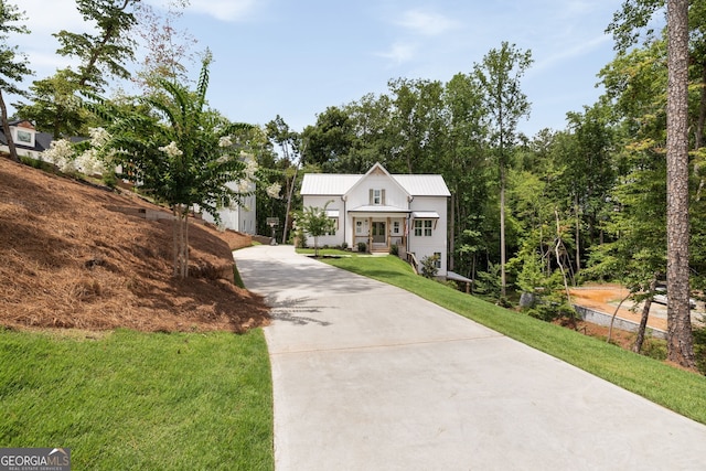 view of front facade with a front yard