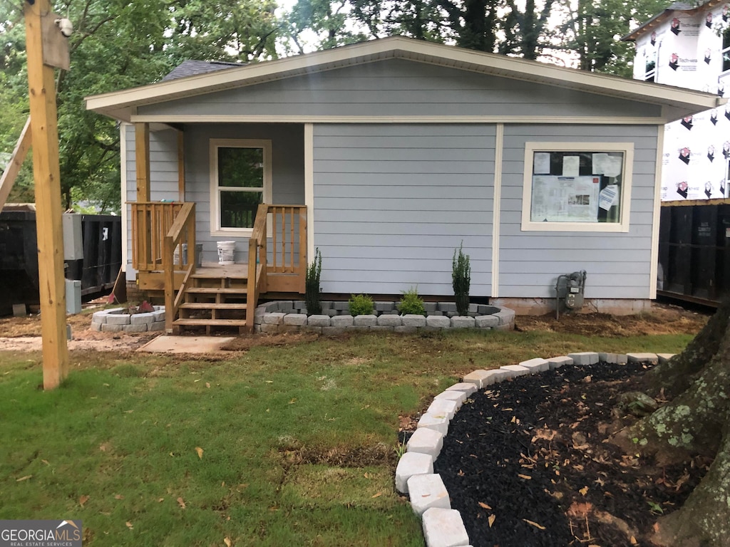 view of front facade with a front lawn