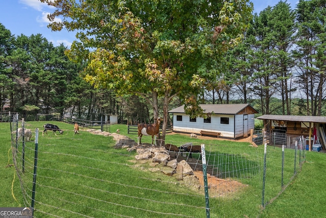 view of yard featuring an outdoor structure