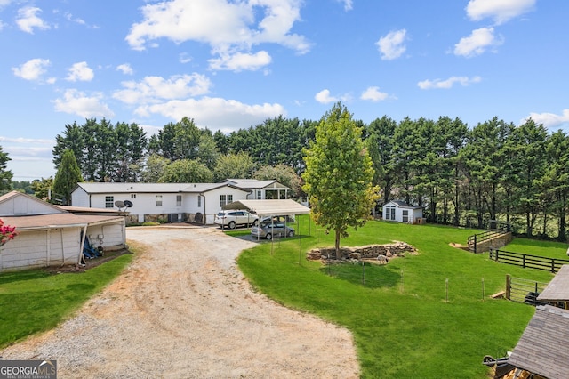 view of front of home featuring an outdoor structure and a front yard