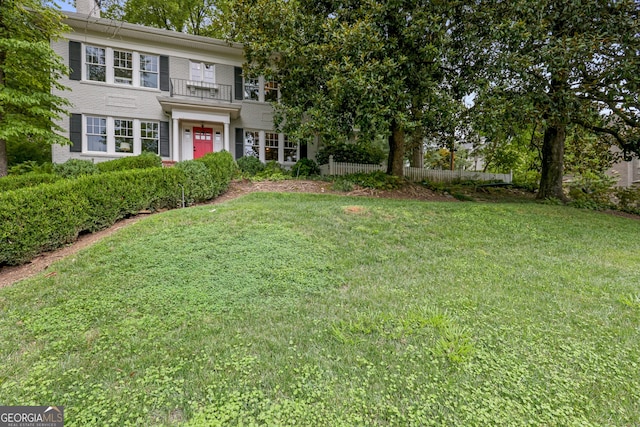 view of front of home featuring a front lawn