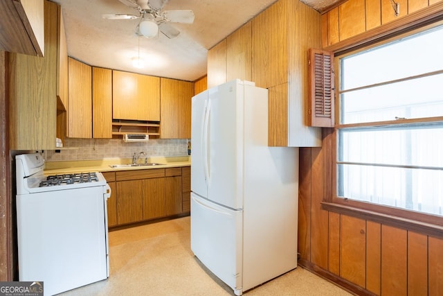 kitchen with ceiling fan, tasteful backsplash, plenty of natural light, and white appliances