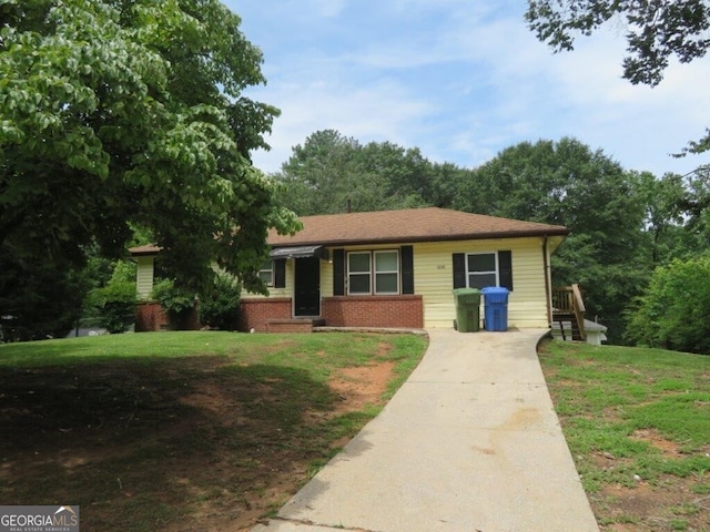 view of front of house featuring a front yard