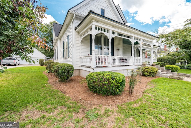 view of front of home featuring a front lawn and covered porch