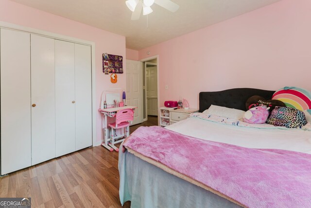 bedroom featuring light hardwood / wood-style floors, a closet, and ceiling fan