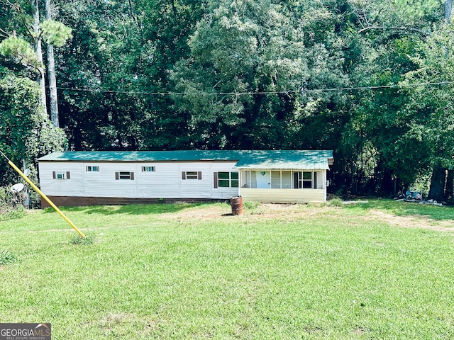 view of front facade with a front yard