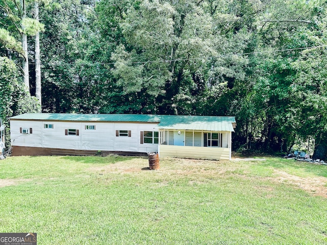 manufactured / mobile home with a front lawn