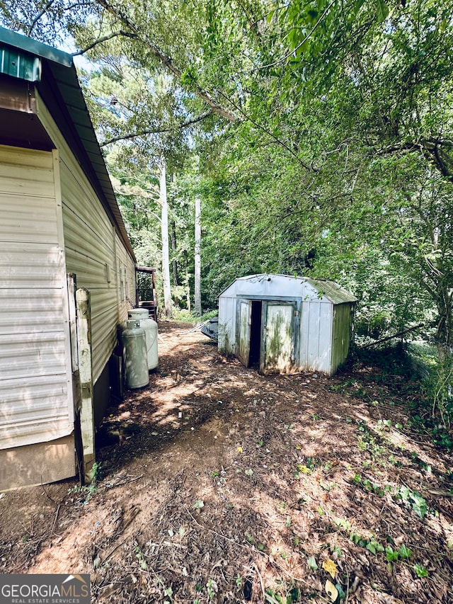 view of yard with a storage unit