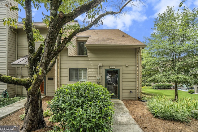 view of front facade with a front lawn