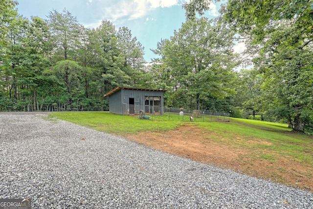 view of yard featuring an outbuilding