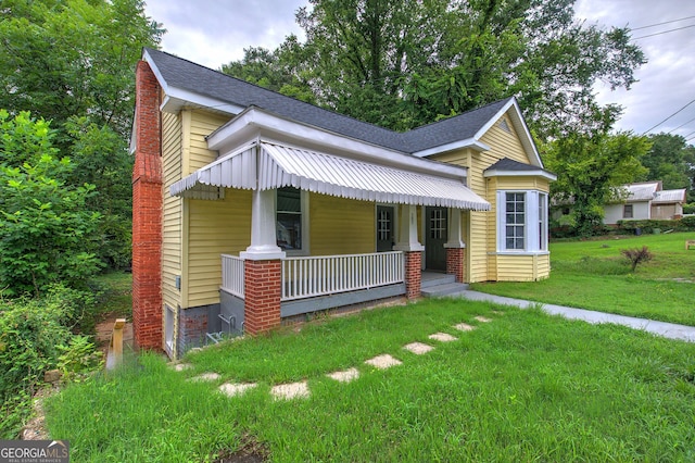 view of front of house with a front lawn