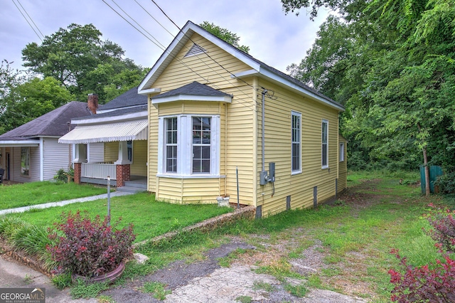 view of front of property featuring a porch and a front lawn