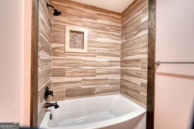 bathroom with tiled shower / bath