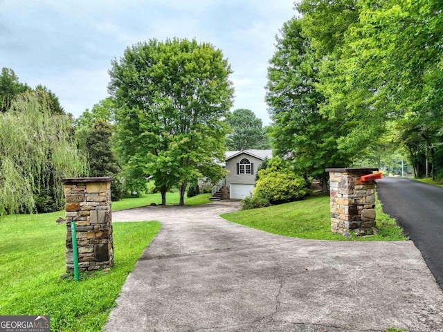 view of front of house featuring a garage and a front yard