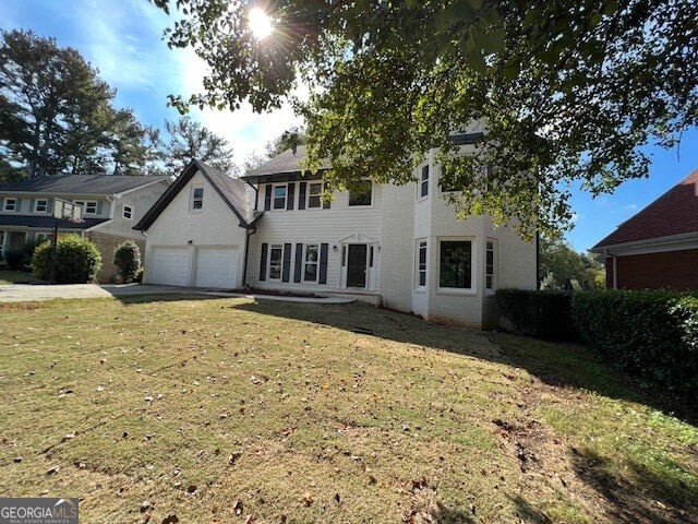 view of front facade with a garage and a front yard