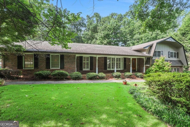 view of front of property featuring a front lawn