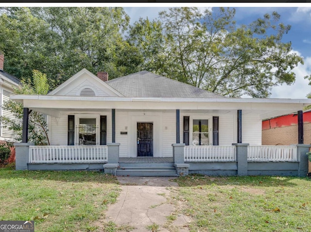 view of front facade featuring covered porch and a front lawn