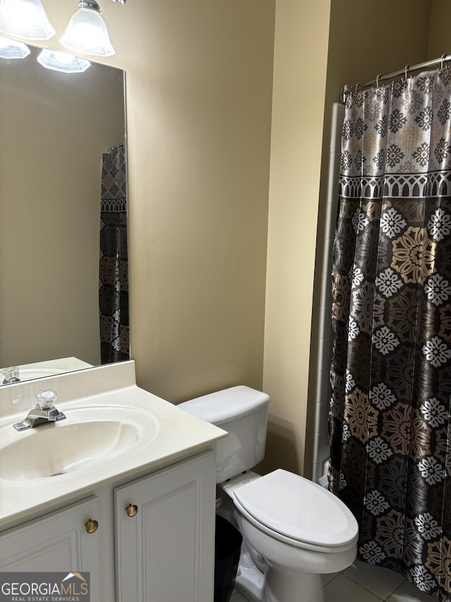 full bathroom featuring toilet, a shower with shower curtain, and vanity