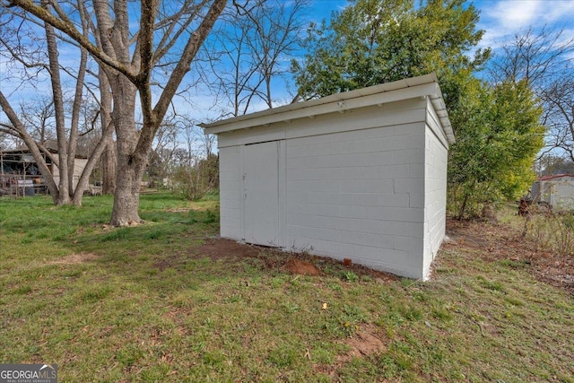 garage featuring a lawn