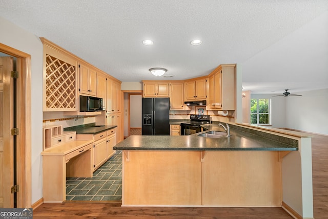 kitchen with black appliances, kitchen peninsula, sink, and ceiling fan