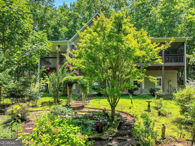 view of yard featuring a balcony