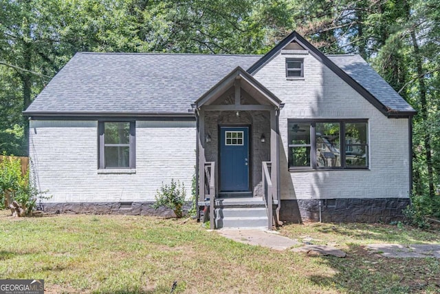 view of front facade with a front yard