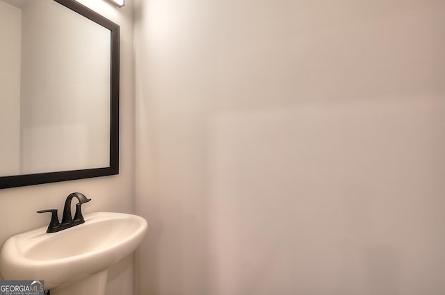 bathroom featuring sink