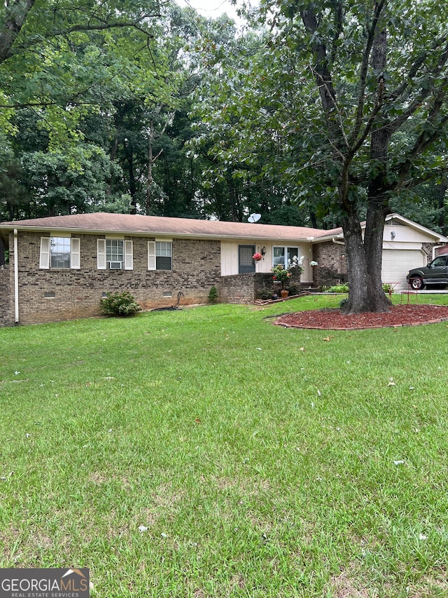 single story home featuring a front lawn