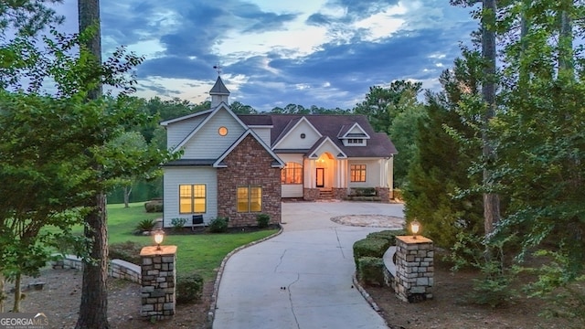 view of front facade featuring a garage and a yard