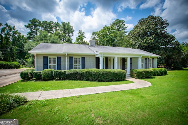 single story home featuring a front yard