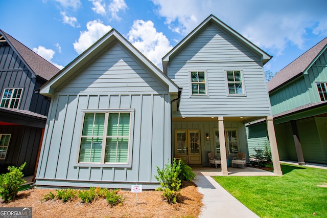 view of front facade featuring a front yard