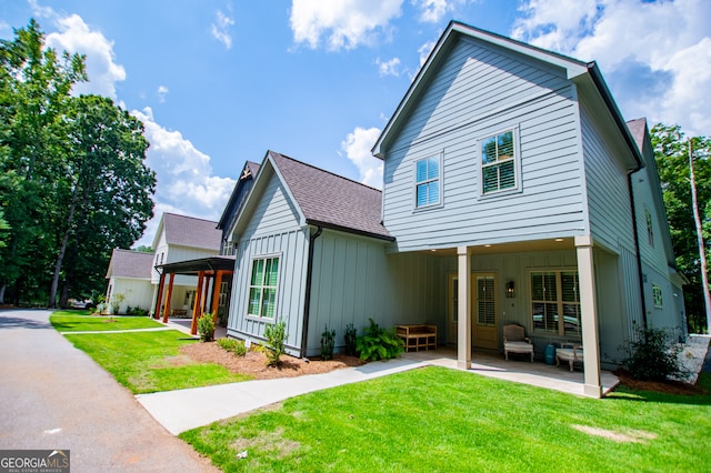 view of front of property with a front yard