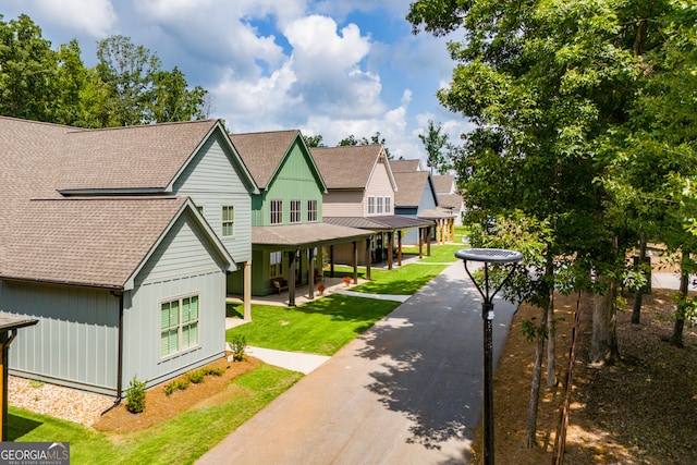 view of front of property featuring a front lawn