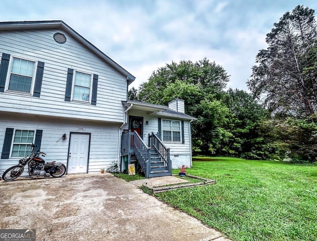 view of front of home featuring a front yard